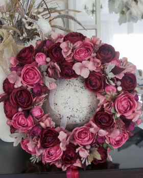 Sztuczny bordowy wianek Szlachetna Róża handmade – elegancka ozdoba ścienna