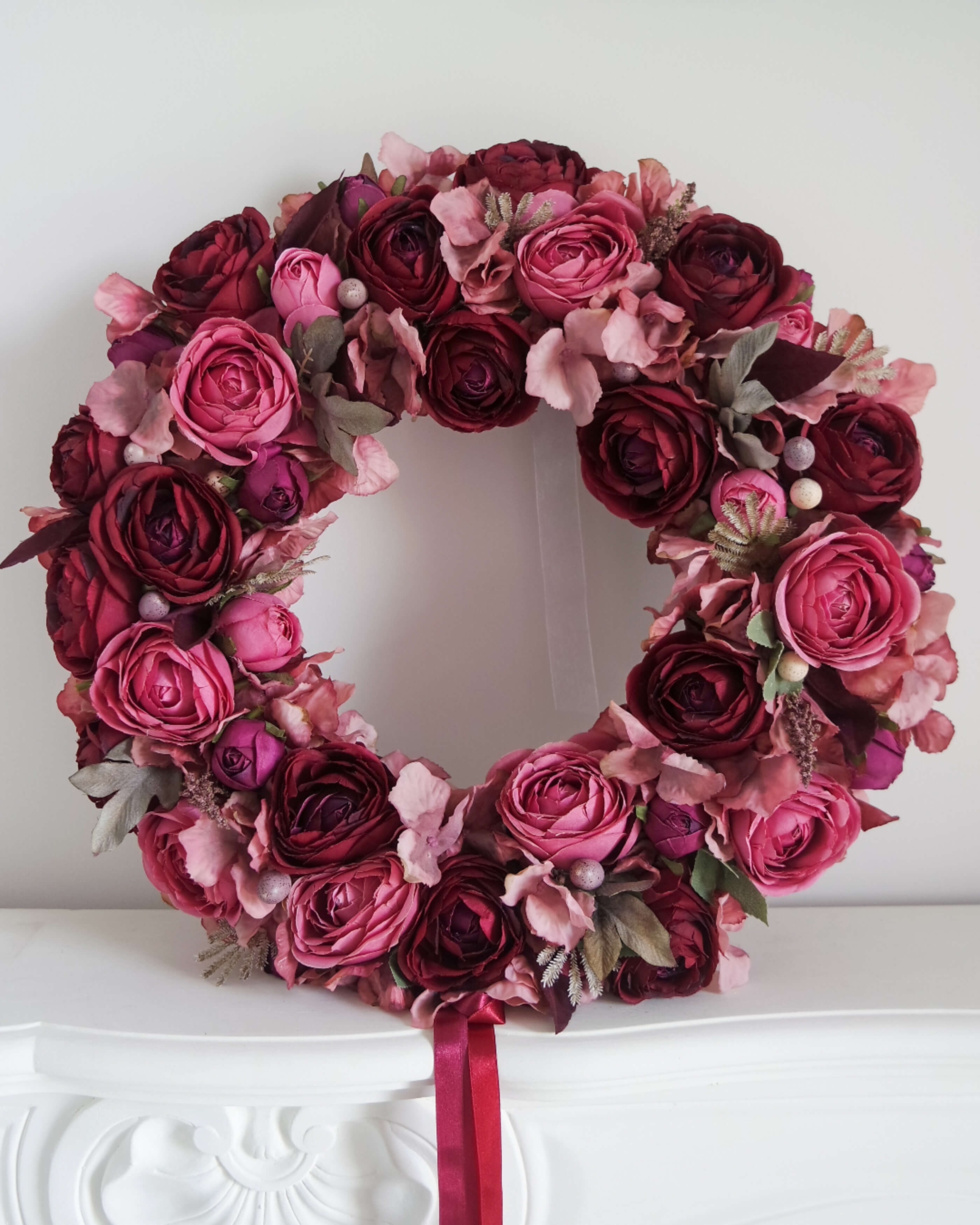 Detal kwiatów – bordowy wianek Szlachetna Róża sztuczny wianek handmade