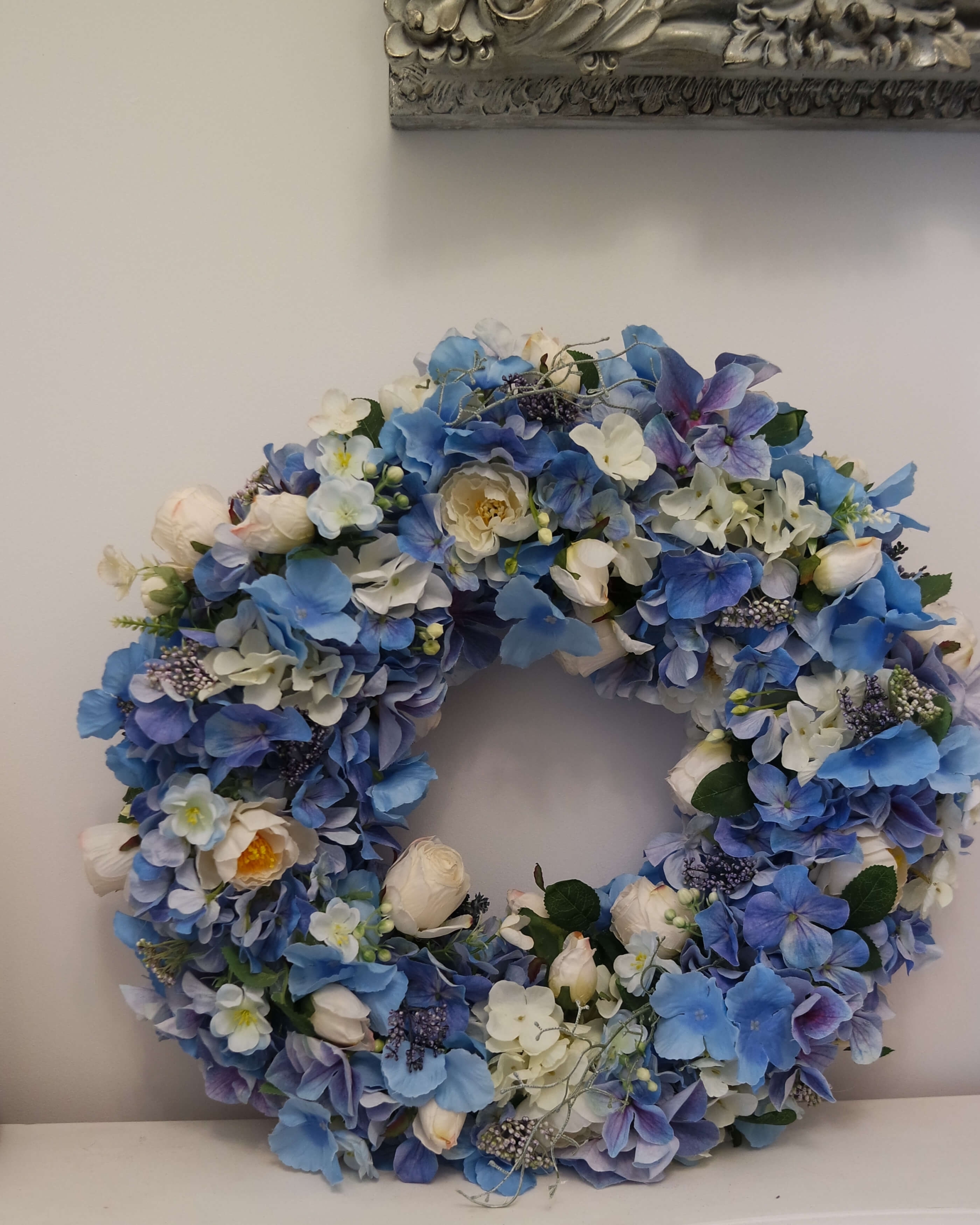 Zbliżenie drugie na sztuczny niebieski wianek Delikatność w kwiatach z kwiatów – dekoracja na drzwi