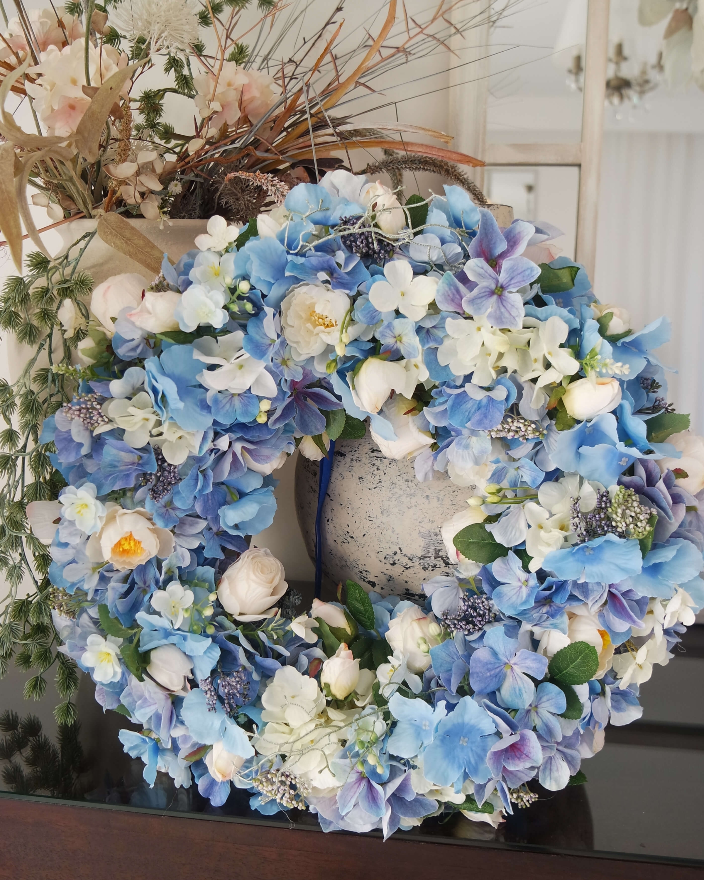 Ręcznie robiony sztuczny niebieski wianek Delikatność w kwiatach – dekoracja wnętrza