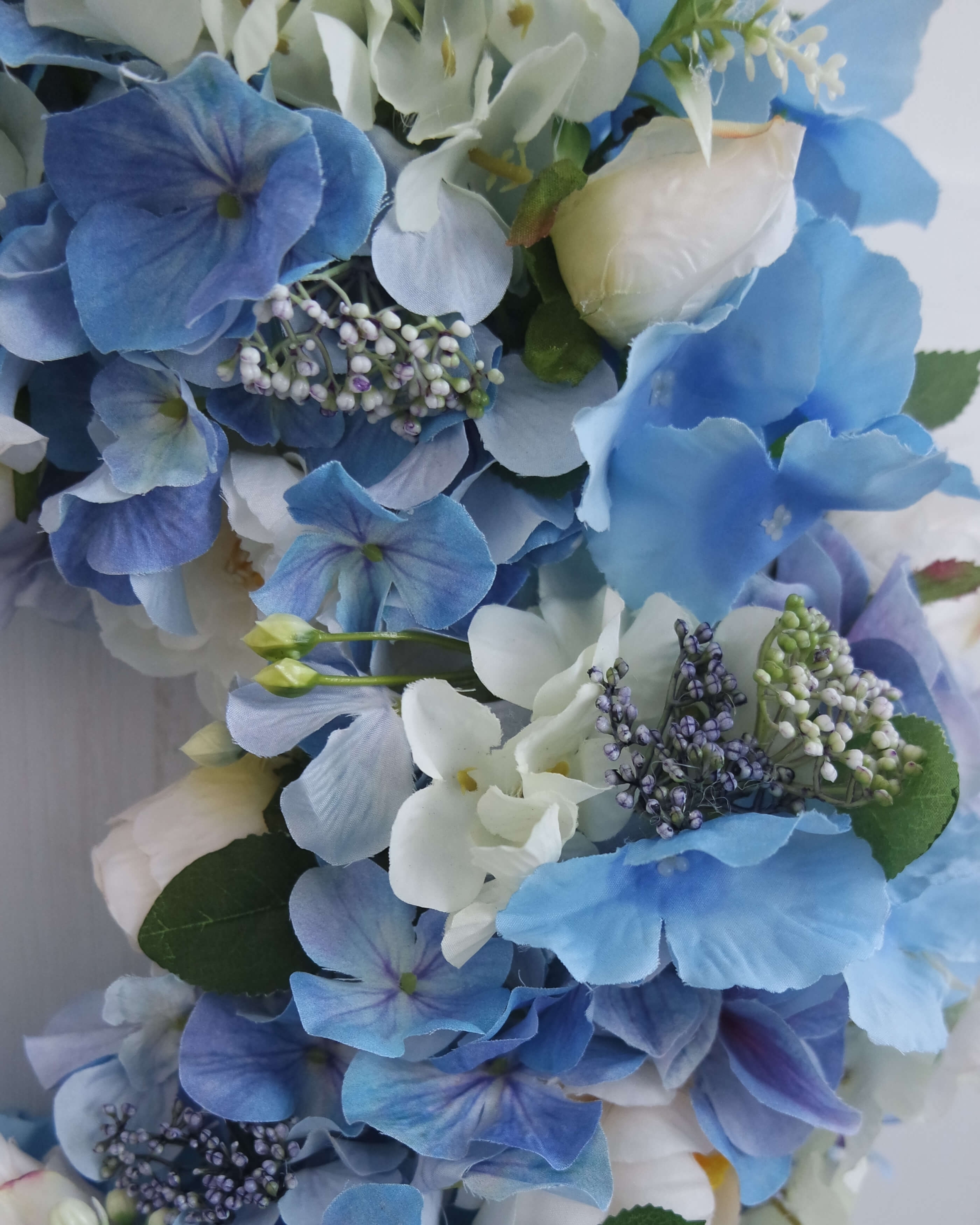 Detal kwiatów – niebieski wianek Delikatność w kwiatach sztuczny wianek handmade