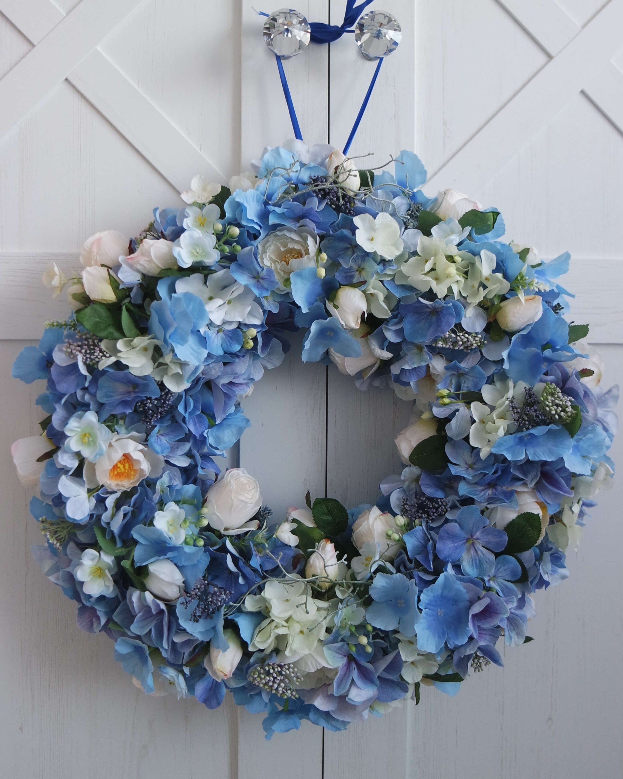 Sztuczny niebieski wianek Delikatność w kwiatach handmade – elegancka ozdoba ścienna
