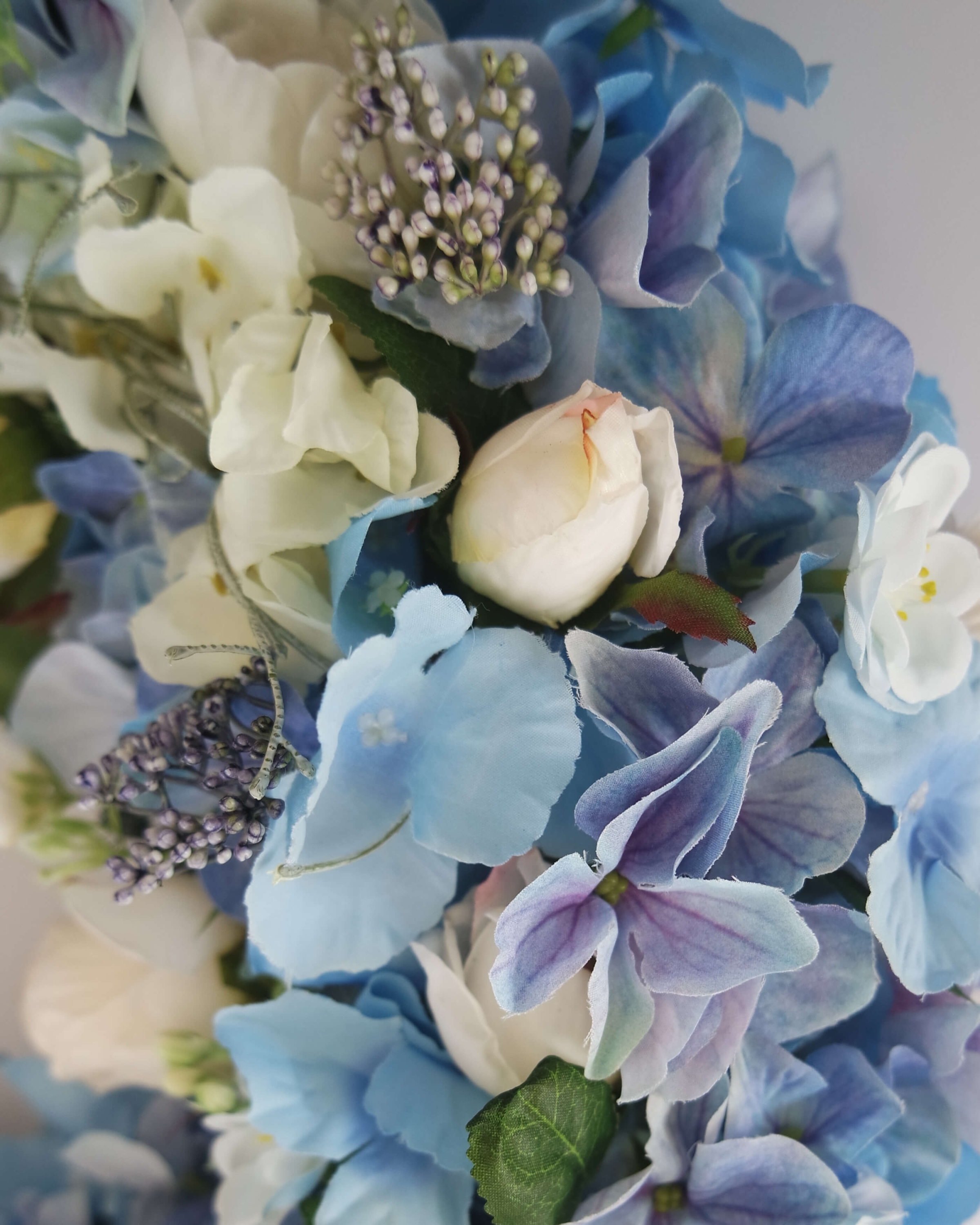 Sztuczny niebieski wianek Delikatność w kwiatach w aranżacji wnętrza – Havenly House