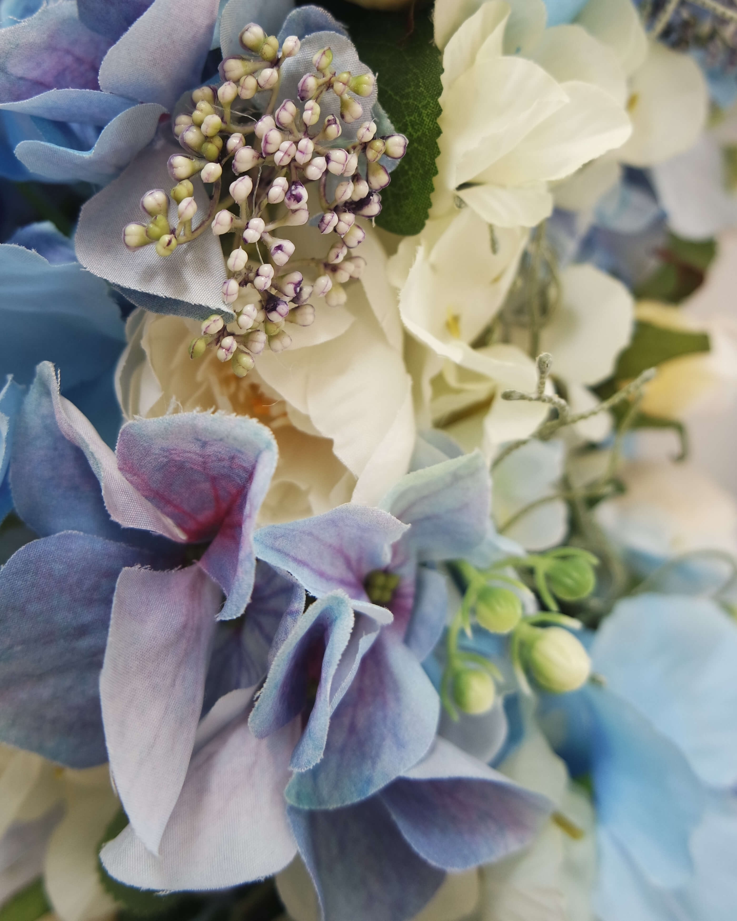 Zbliżenie na sztuczny niebieski wianek Delikatność w kwiatach z kwiatów – dekoracja na drzwi