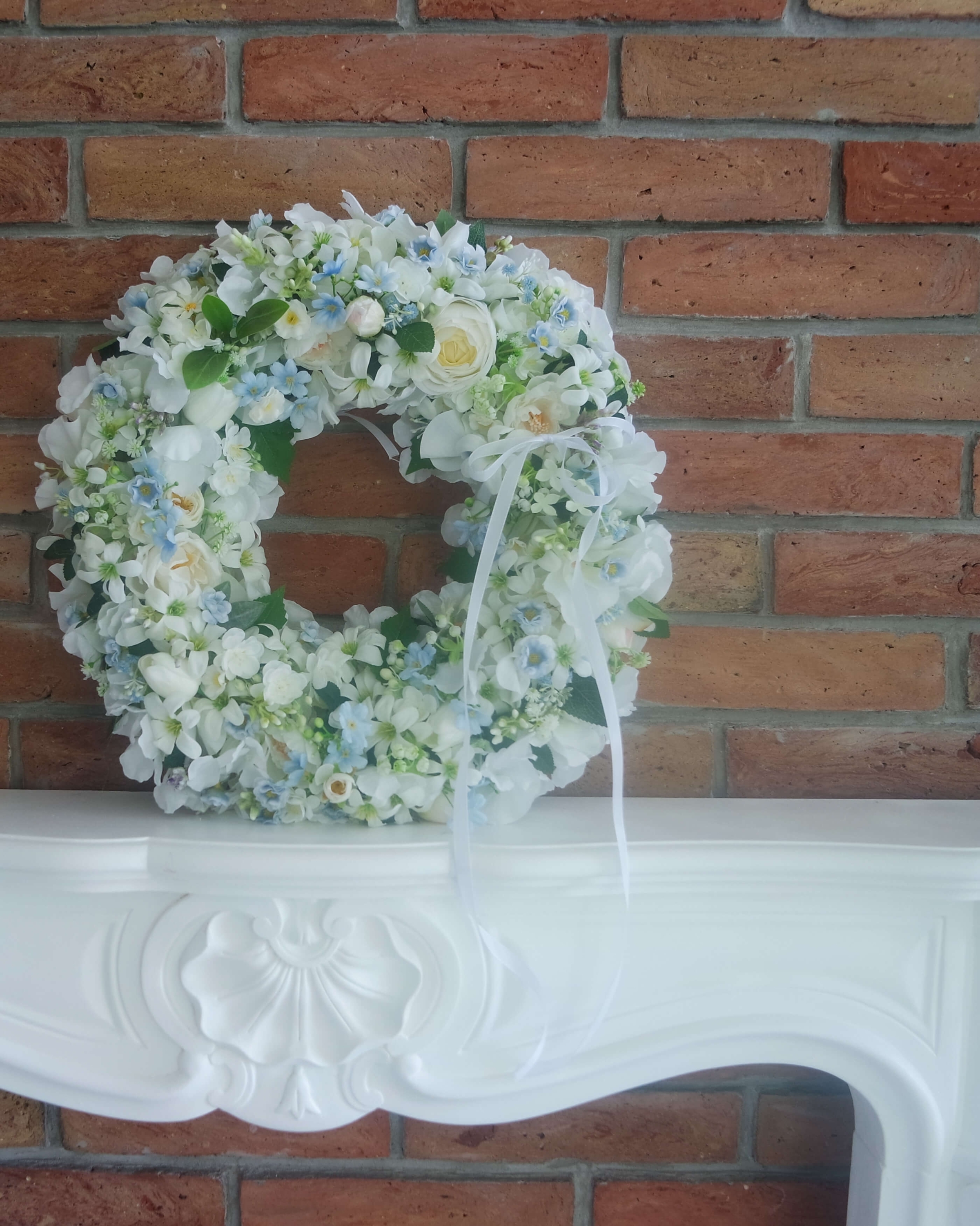 Sztuczny biały wianek Porcelanowy ogród handmade – elegancka ozdoba ścienna