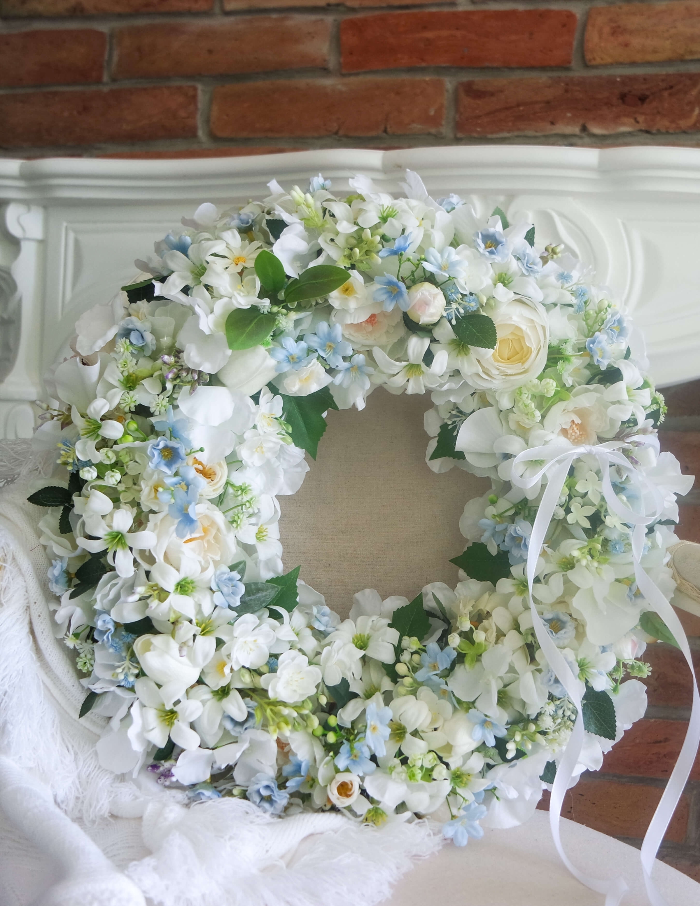 Ręcznie robiony sztuczny biały wianek Porcelanowy ogród – dekoracja wnętrza