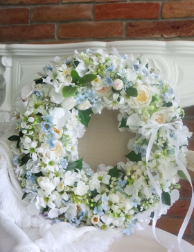 Ręcznie robiony sztuczny biały wianek Porcelanowy ogród – dekoracja wnętrza