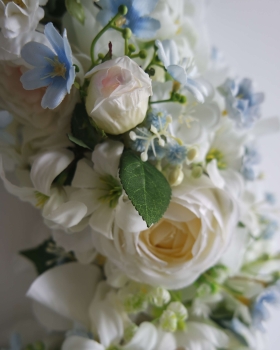 Zbliżenie na sztuczny biały wianek Porcelanowy ogród z kwiatów – dekoracja na drzwi