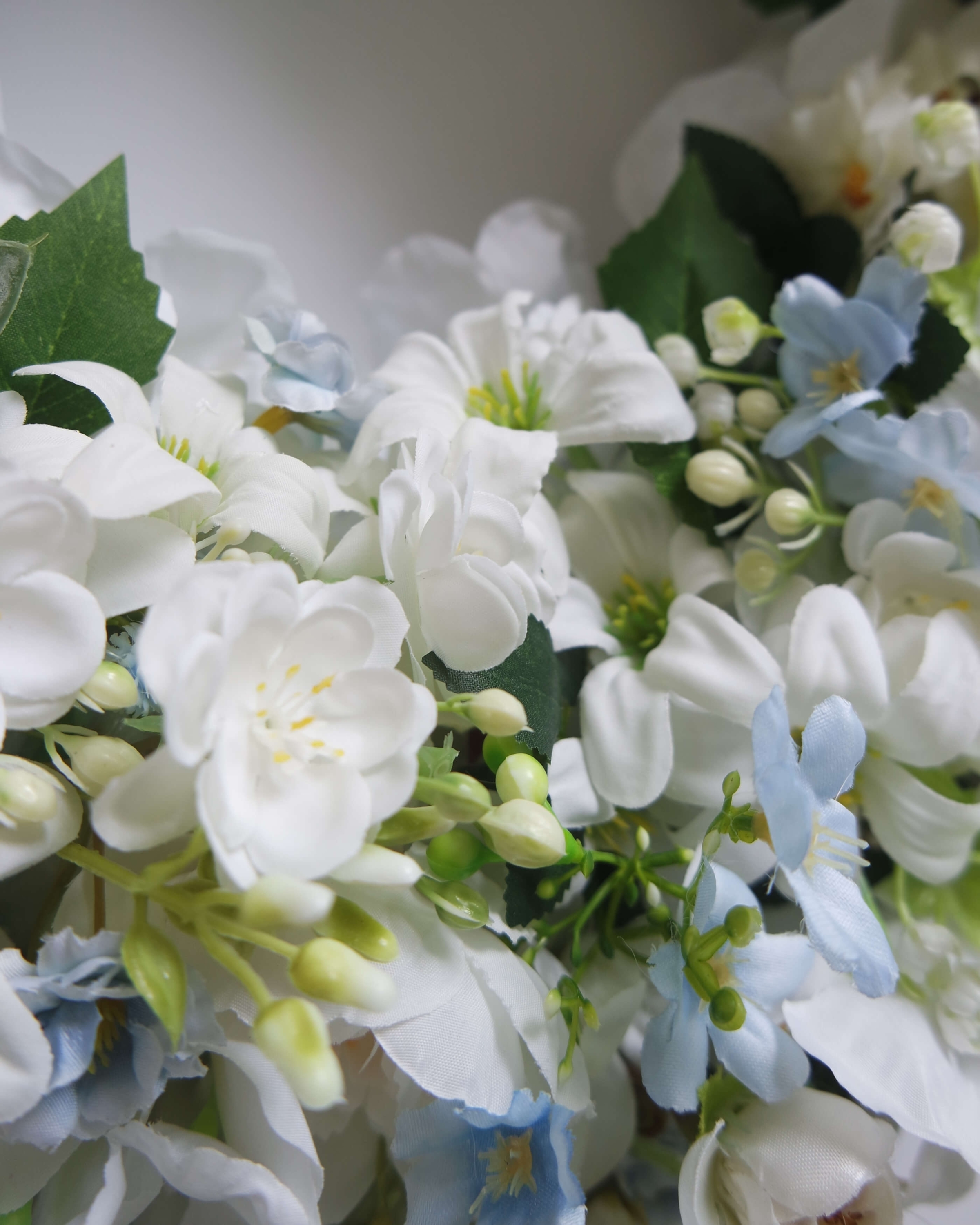 Sztuczny biały wianek Porcelanowy ogród w aranżacji wnętrza – Havenly House