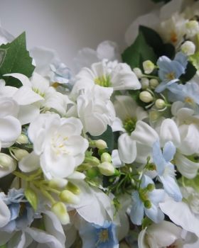 Sztuczny biały wianek Porcelanowy ogród w aranżacji wnętrza – Havenly House