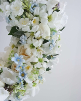 Zbliżenie drugie na sztuczny biały wianek Porcelanowy ogród z kwiatów – dekoracja na drzwi