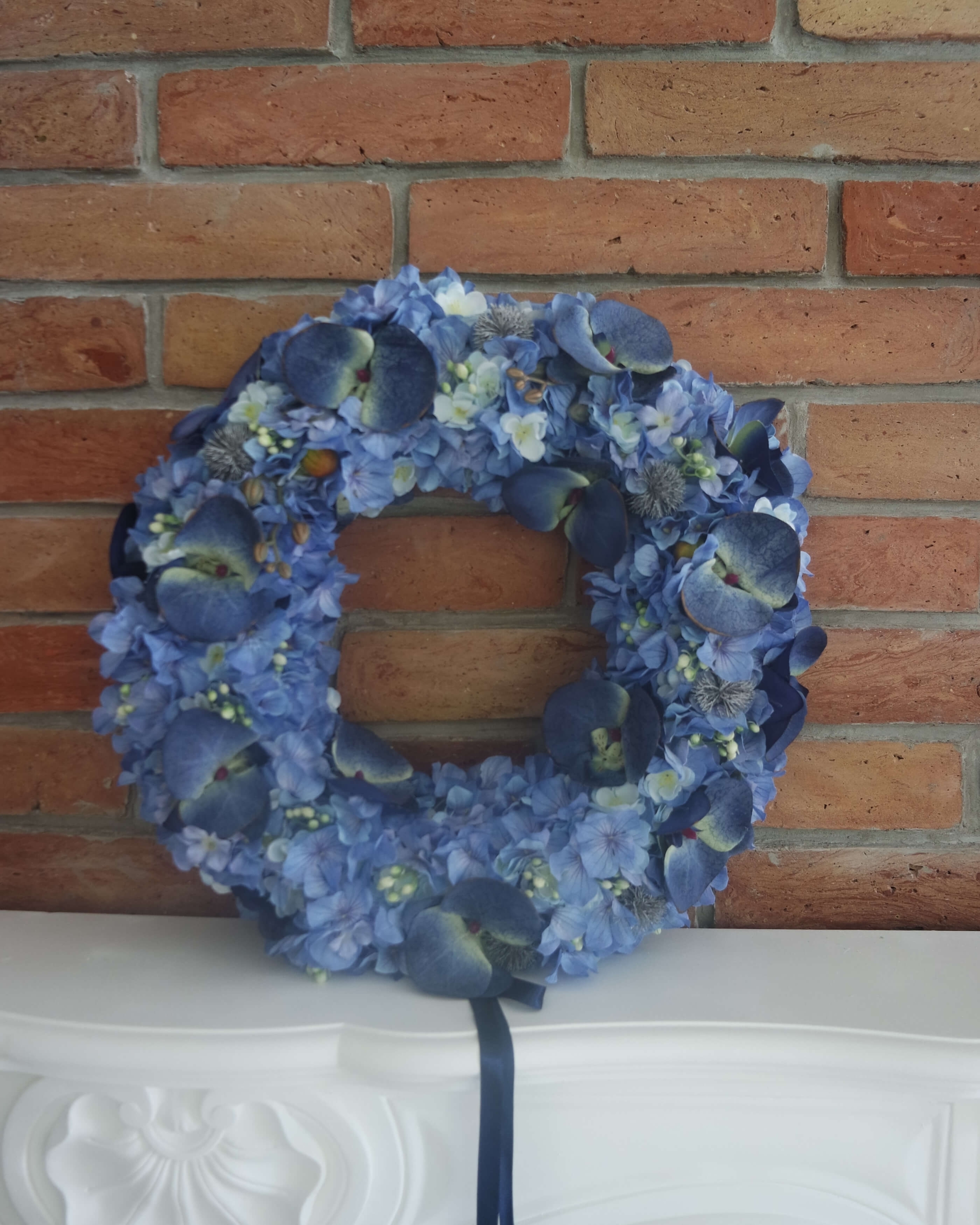 Ręcznie robiony sztuczny niebieski wianek Błękitny motyl – dekoracja wnętrza