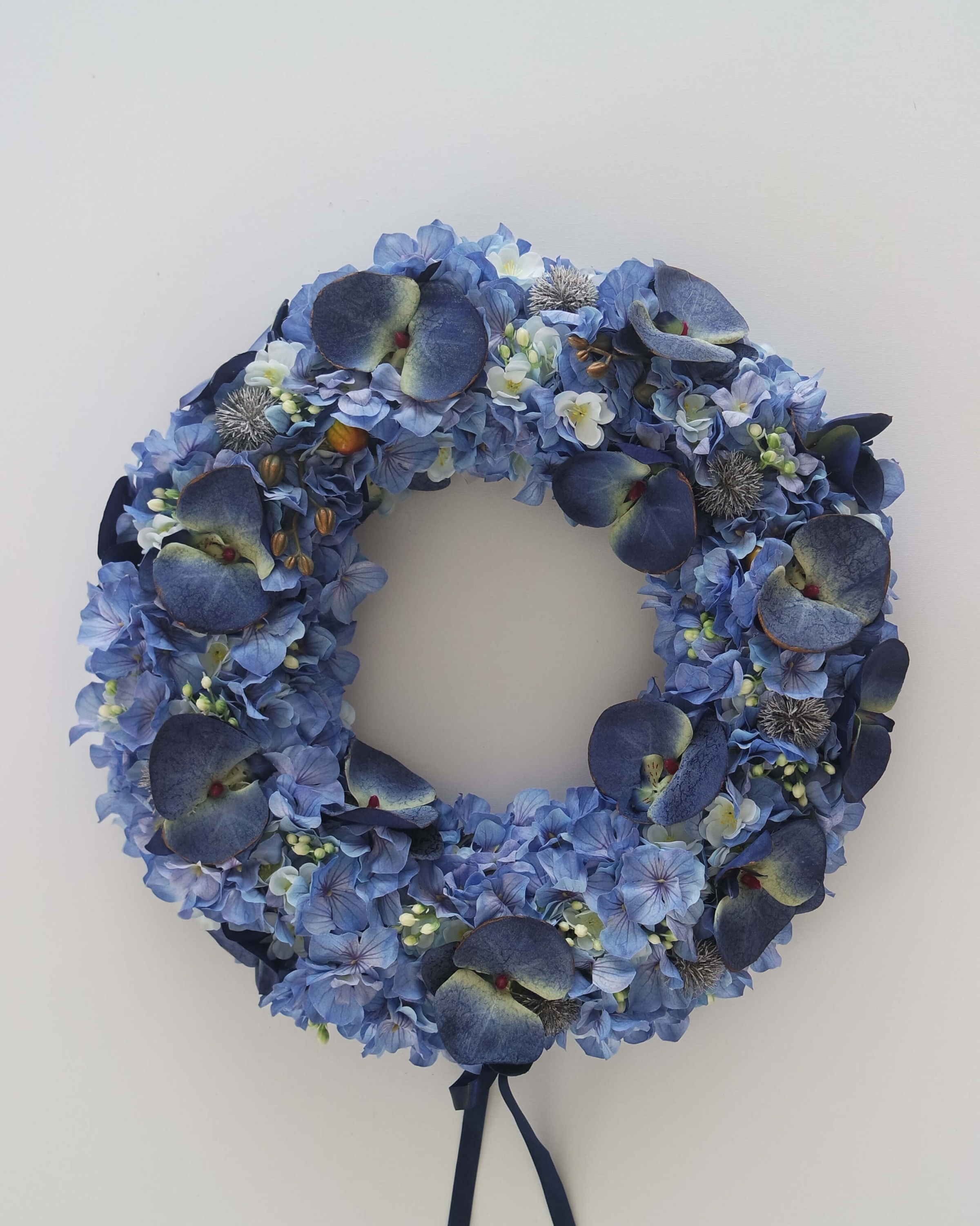 Sztuczny niebieski wianek Błękitny motyl na drzwi – Havenly House