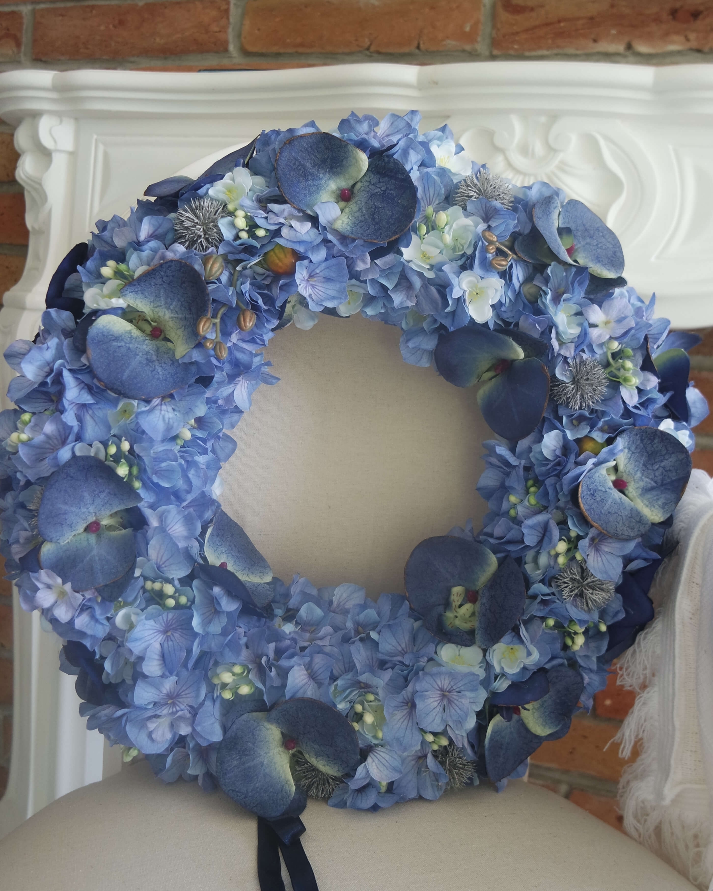 Sztuczny niebieski wianek Błękitny motyl w aranżacji wnętrza – Havenly House