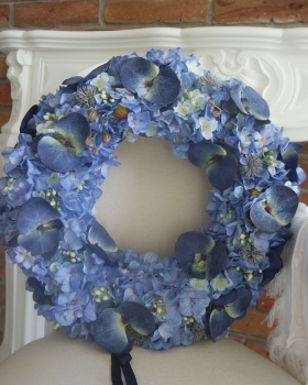 Sztuczny niebieski wianek Błękitny motyl w aranżacji wnętrza – Havenly House