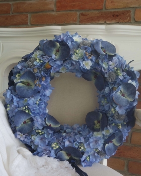 Detal kwiatów – niebieski wianek Błękitny motyl sztuczny wianek handmade