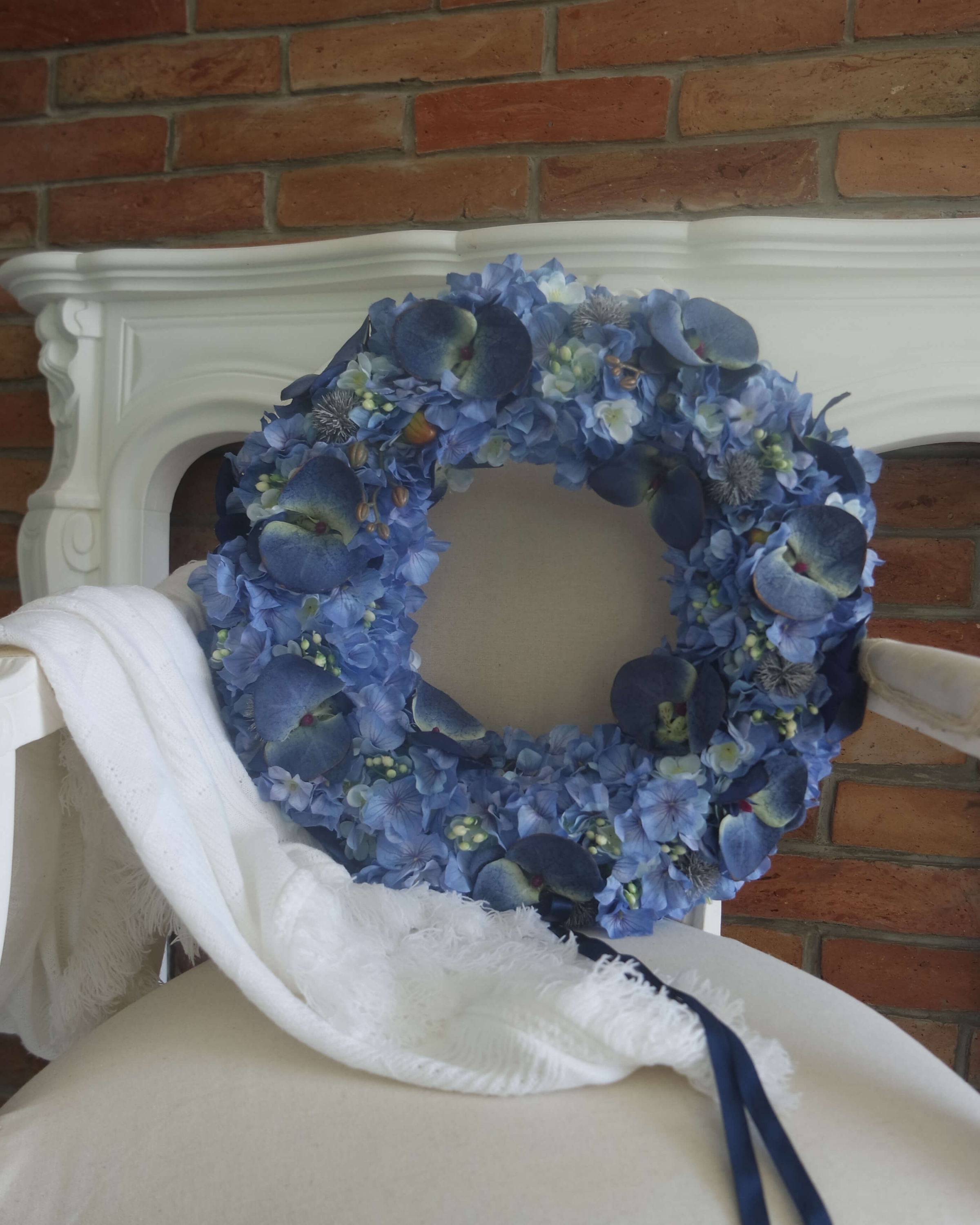 Sztuczny niebieski wianek Błękitny motyl handmade – elegancka ozdoba ścienna