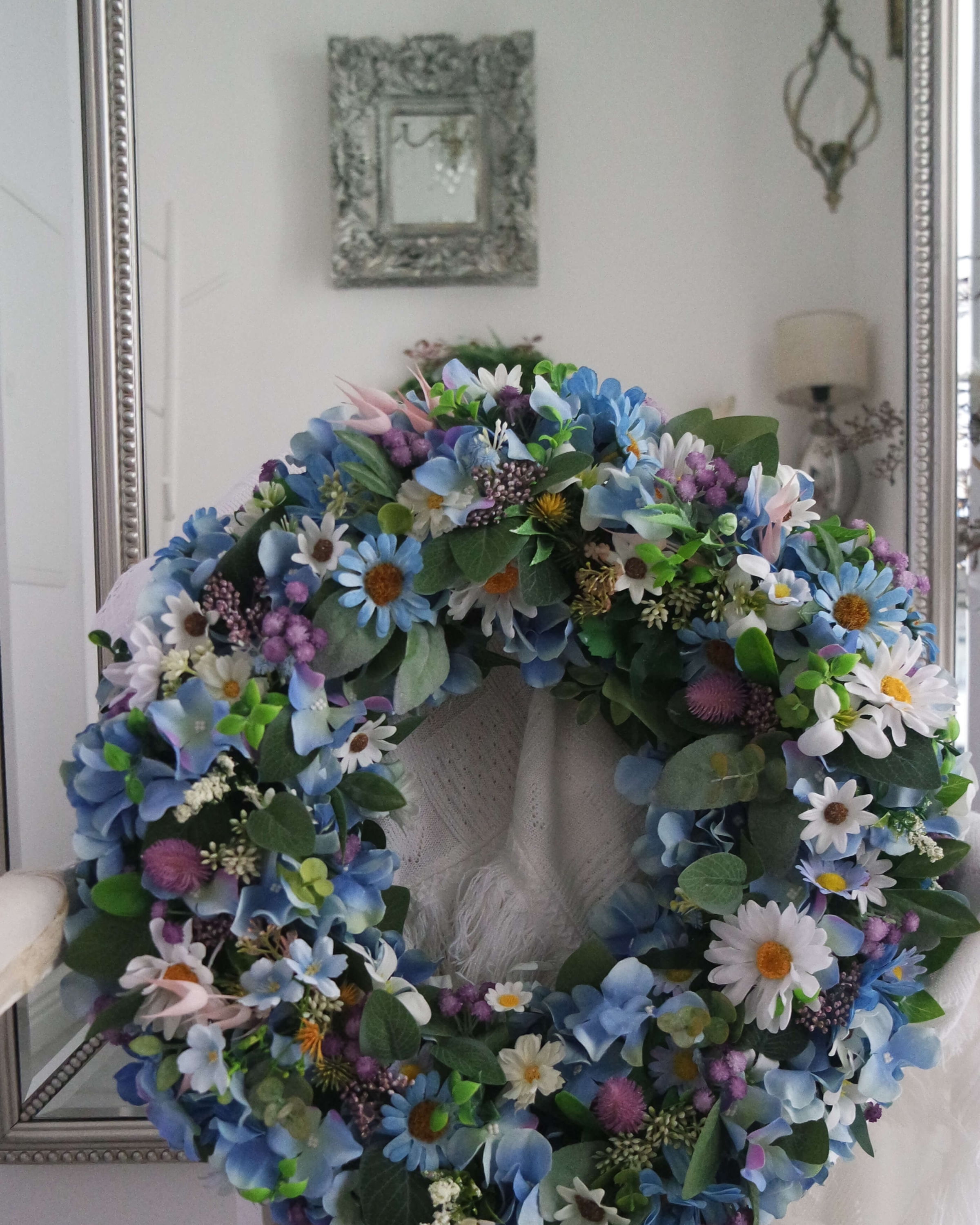 Detal kwiatów – niebieski wianek Szept kwiatów sztuczny wianek handmade