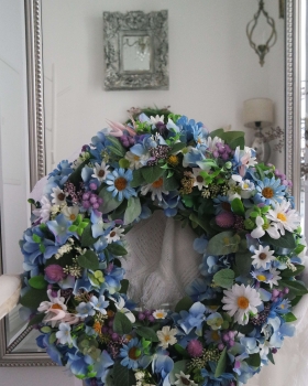 Detal kwiatów – niebieski wianek Szept kwiatów sztuczny wianek handmade