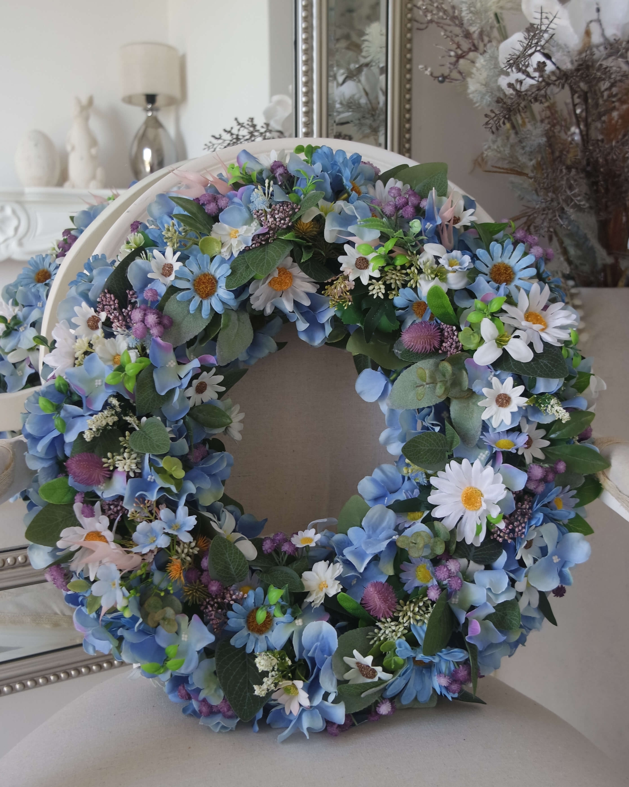 Ręcznie robiony sztuczny niebieski wianek Szept kwiatów – dekoracja wnętrza