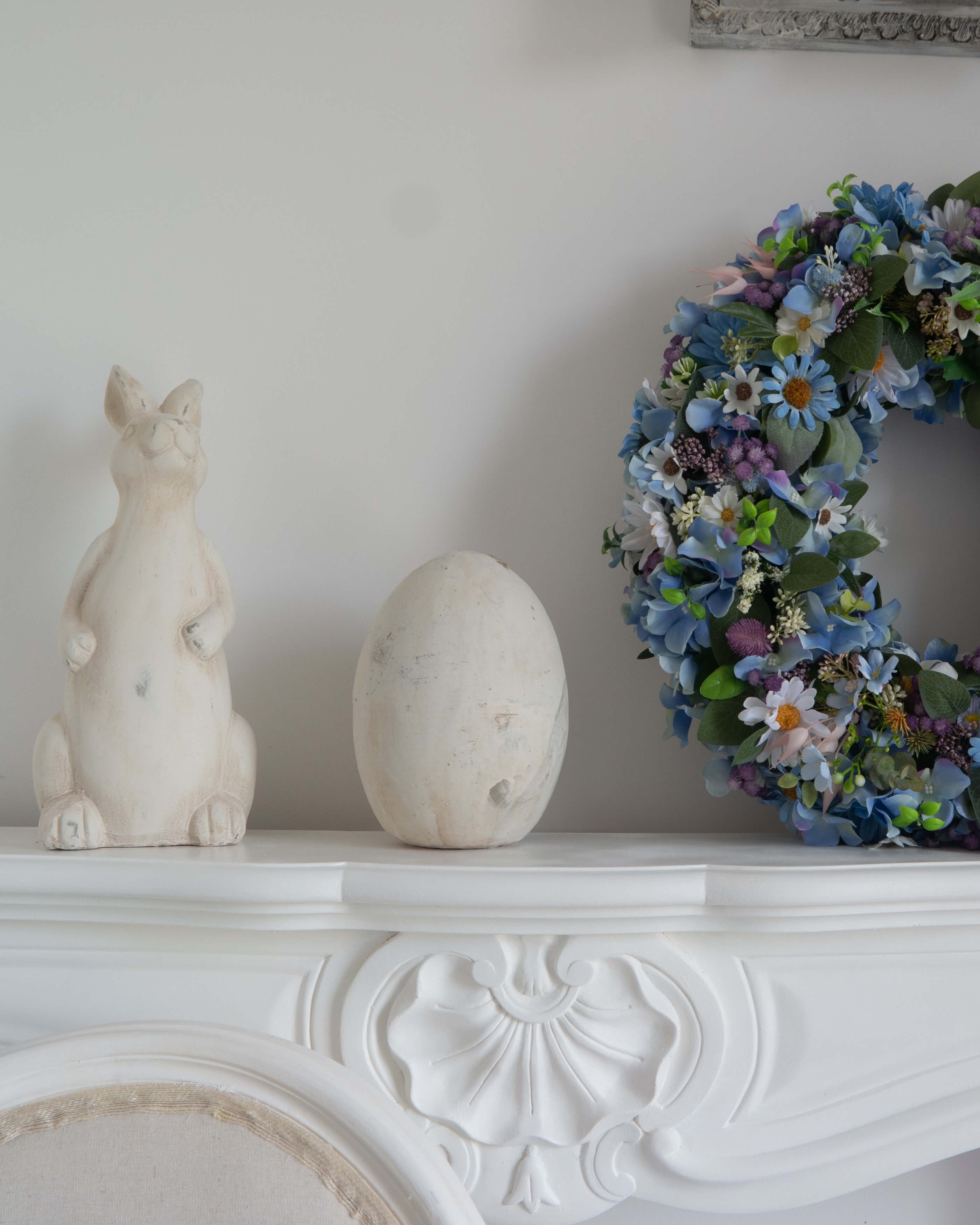 Zbliżenie na sztuczny niebieski wianek Szept kwiatów z kwiatów – dekoracja na drzwi