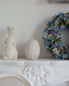 Zbliżenie na sztuczny niebieski wianek Szept kwiatów z kwiatów – dekoracja na drzwi