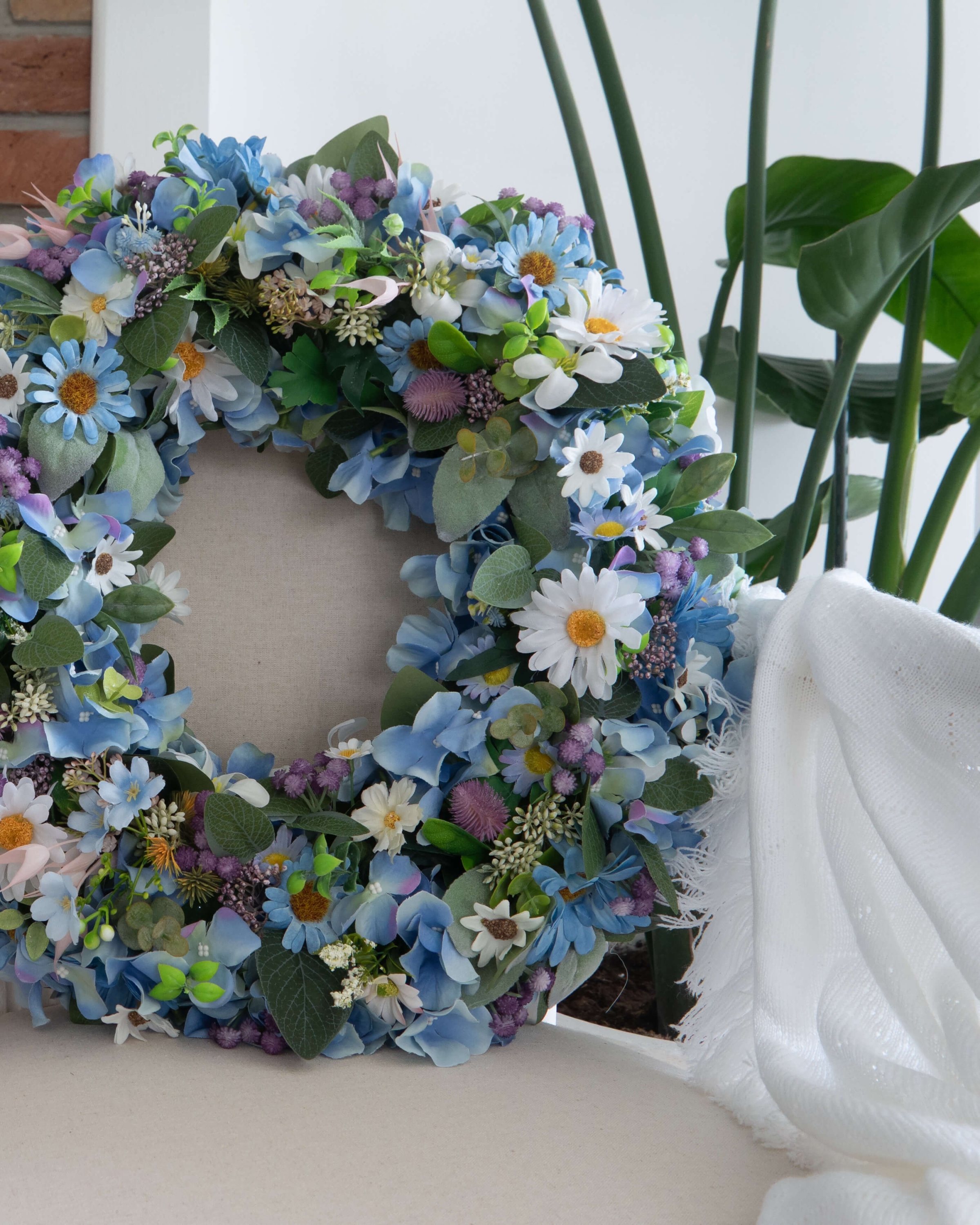 Sztuczny niebieski wianek Szept kwiatów handmade – elegancka ozdoba ścienna