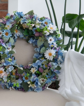 Sztuczny niebieski wianek Szept kwiatów handmade – elegancka ozdoba ścienna