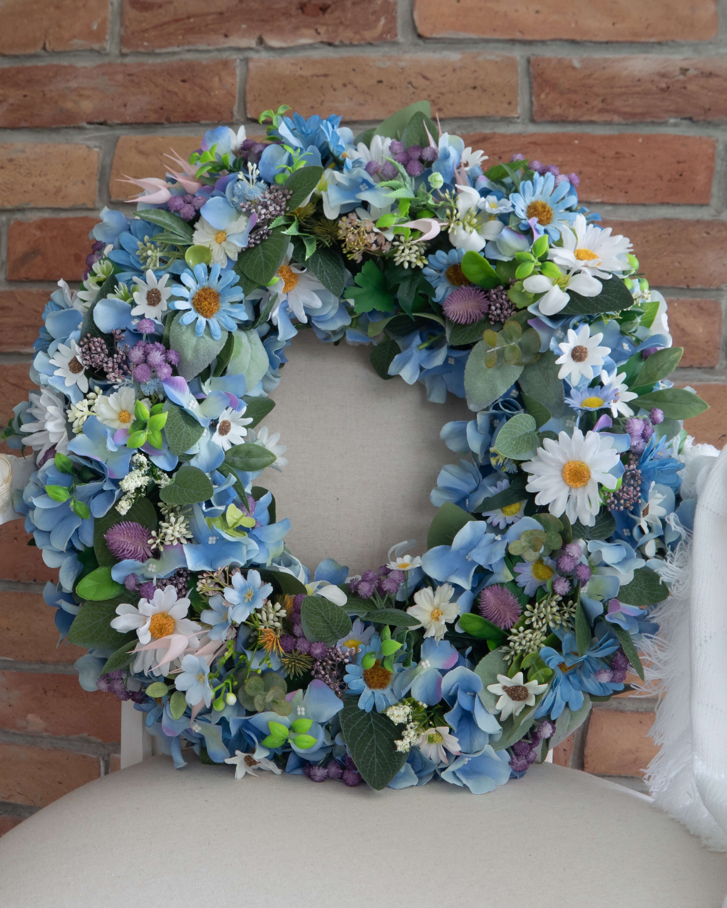 Sztuczny niebieski wianek Szept kwiatów w aranżacji wnętrza – Havenly House