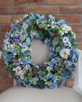 Sztuczny niebieski wianek Szept kwiatów w aranżacji wnętrza – Havenly House