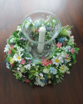 Zbliżenie trzecie na sztuczny zielony wianek Ogród marzeń z kwiatów – dekoracja na drzwi